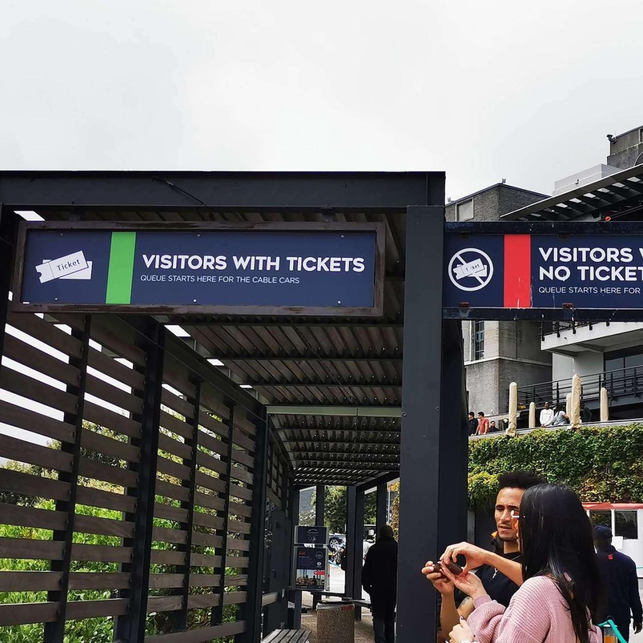 Queue to board the Table Mountain cable car
