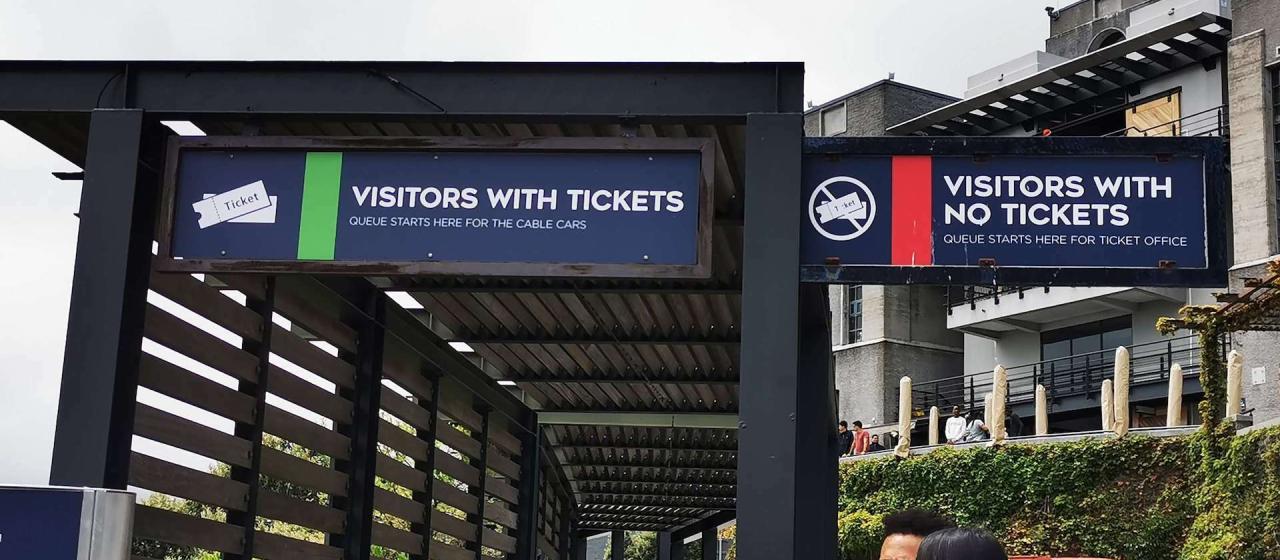 Queue to board the Table Mountain cable car